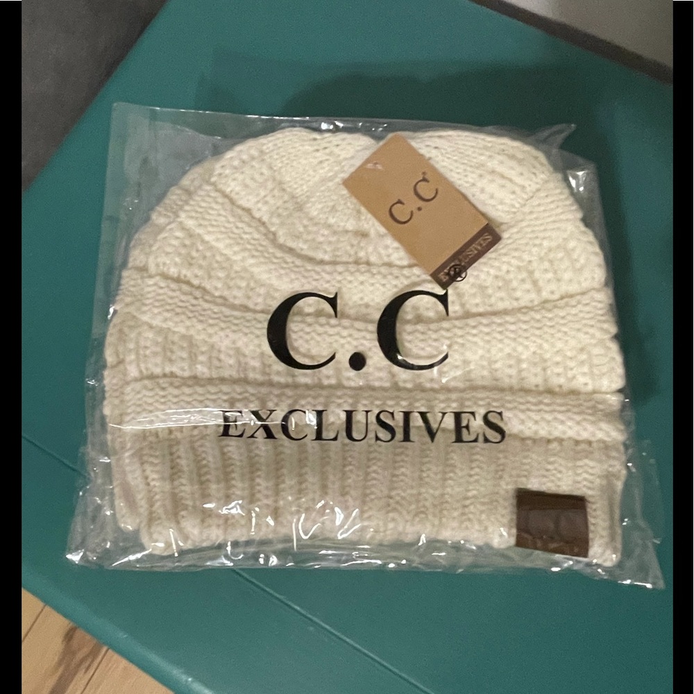 Women’s CC EXCLUSIVE off-white winter hat